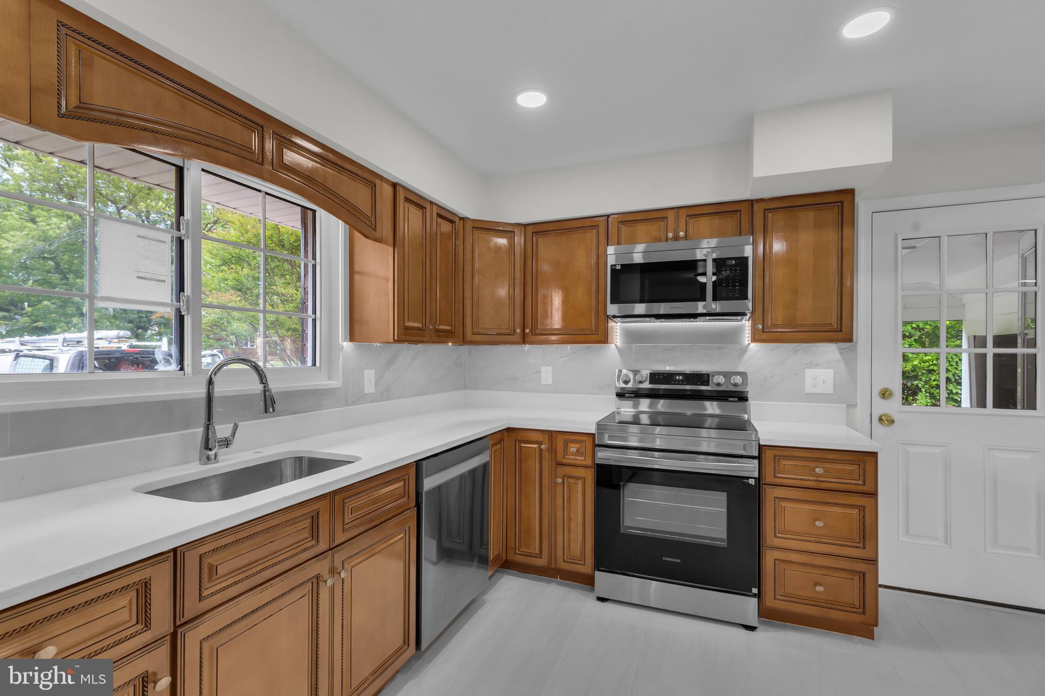 5907 Camberly Avenue Springfield, VA 22150 - Photo 9 of 37