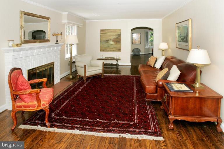 2904 Cameron Mills Road Alexandria, VA 22302 - Photo 2 of 20 Living Room