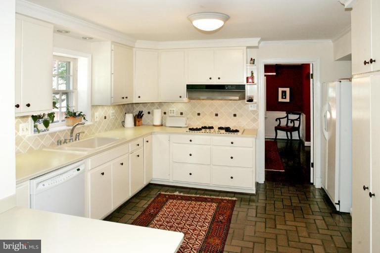 2904 Cameron Mills Road Alexandria, VA 22302 - Photo 5 of 20 Kitchen