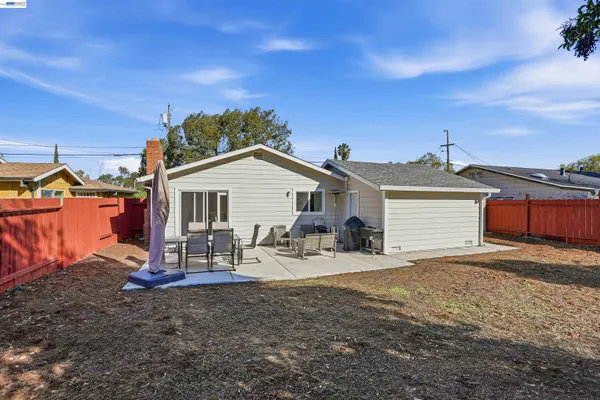 a view of a house with backyard