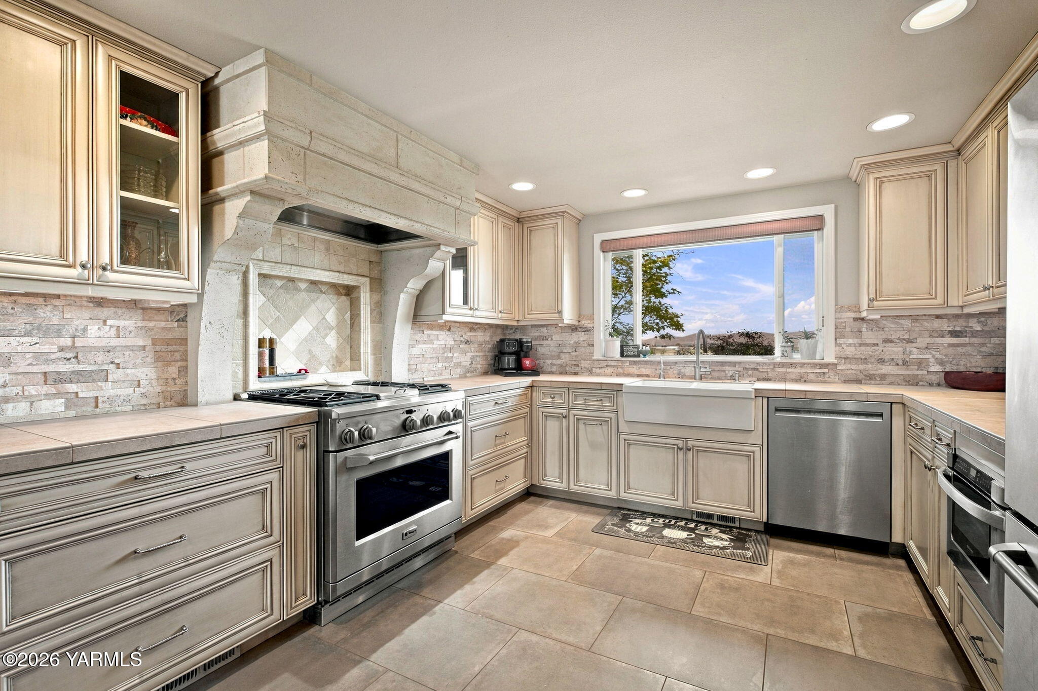 2000 Konnowac Pass Road Moxee, WA 98936 - Photo 21 of 35 Gorgeous Kitchen with Gas Stove