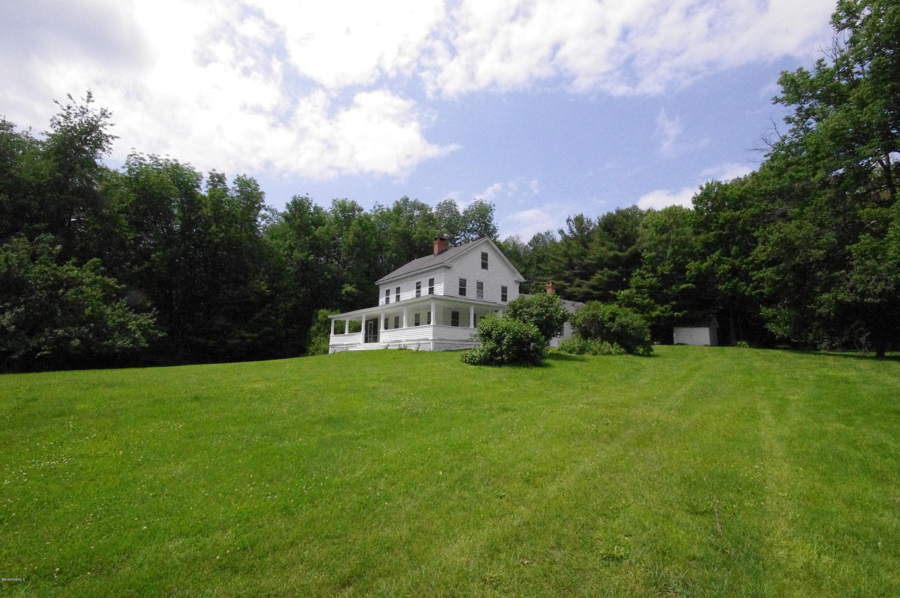 a view of a back yard