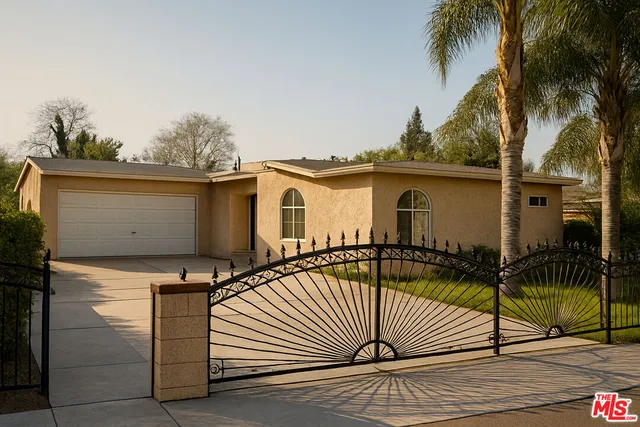 a view of a house with a backyard