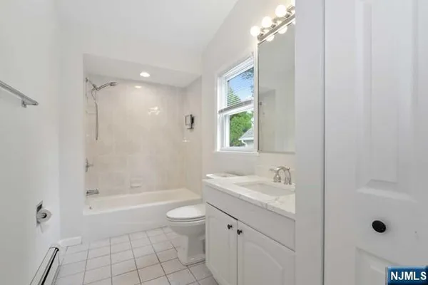 $2,600 | 39 Springfield Avenue, Unit 2, Hasbrouck Heights, NJ 07604
