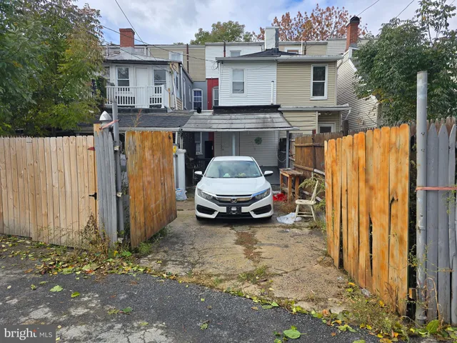 a view of a house with backyard and trees