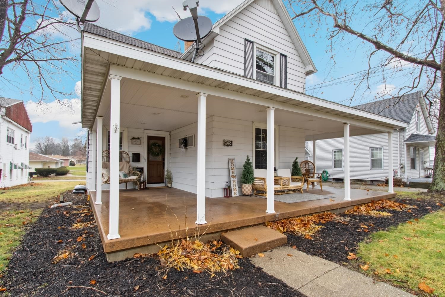 108 Maple Avenue Morrison, IL 61270 - Photo 3 of 28 a view of a hall way with two chairs