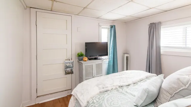 $1,200 | 11291 East Shore Drive, Unit FRONT HOUSE, Whitmore Lake, MI 48189