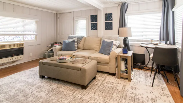 $1,200 | 11291 East Shore Drive, Unit FRONT HOUSE, Whitmore Lake, MI 48189