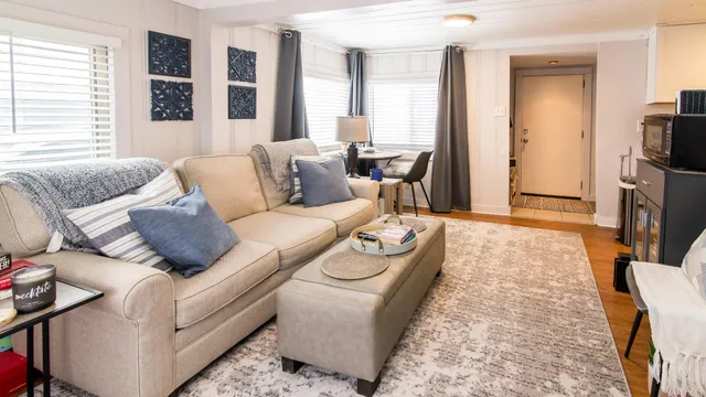 $1,200 | 11291 East Shore Drive, Unit FRONT HOUSE, Whitmore Lake, MI 48189