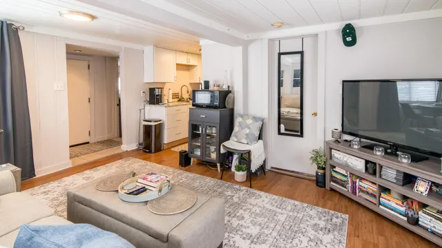 $1,200 | 11291 East Shore Drive, Unit FRONT HOUSE, Whitmore Lake, MI 48189