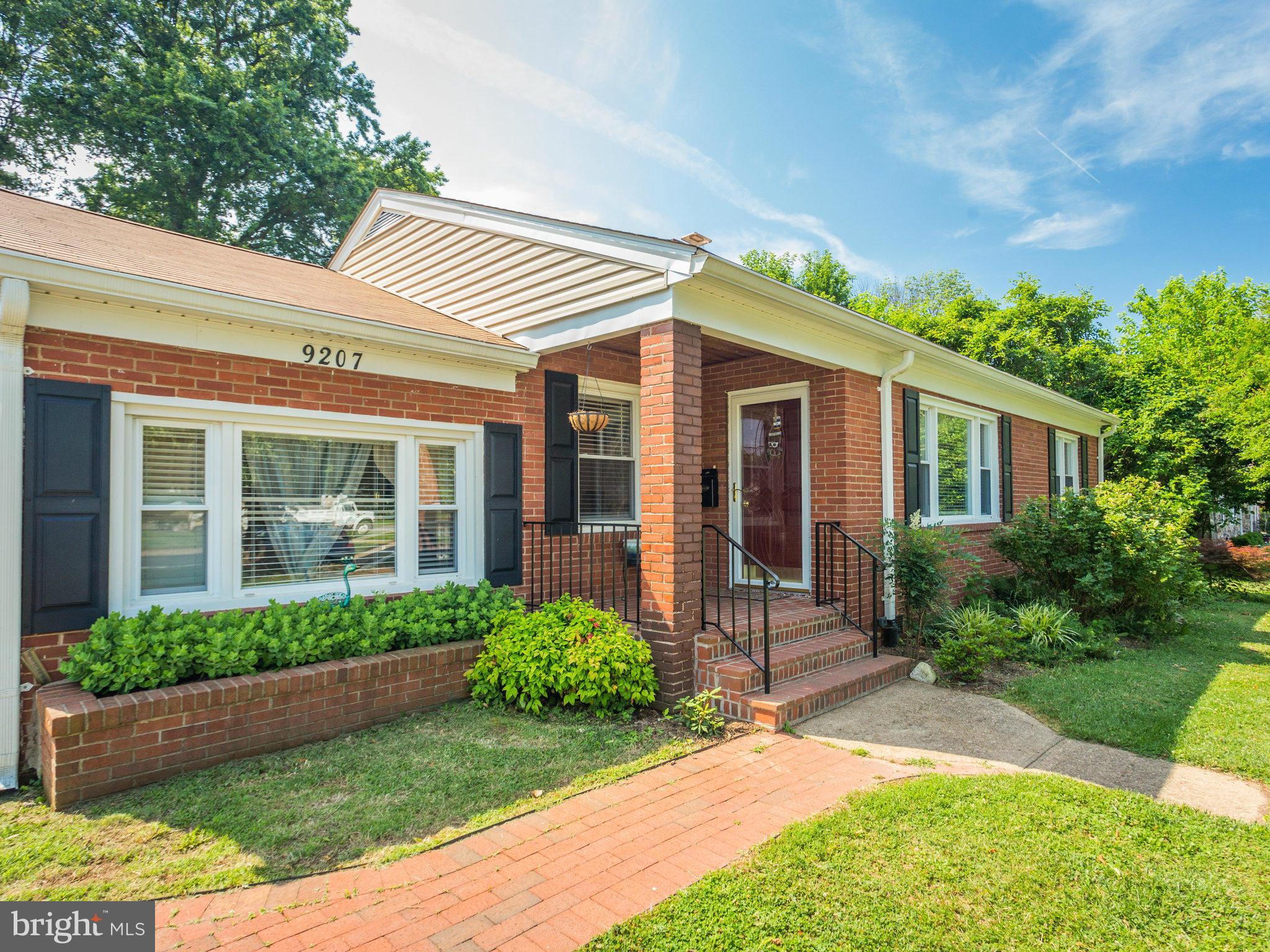 9207 Mathis Avenue Manassas, VA 20110 - Photo 2 of 30 Exterior (Front)