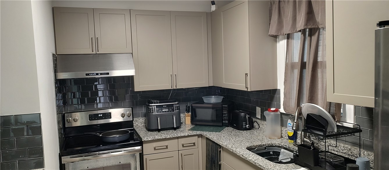 358 Northup Street Cranston, RI 02905 - Photo 10 of 49