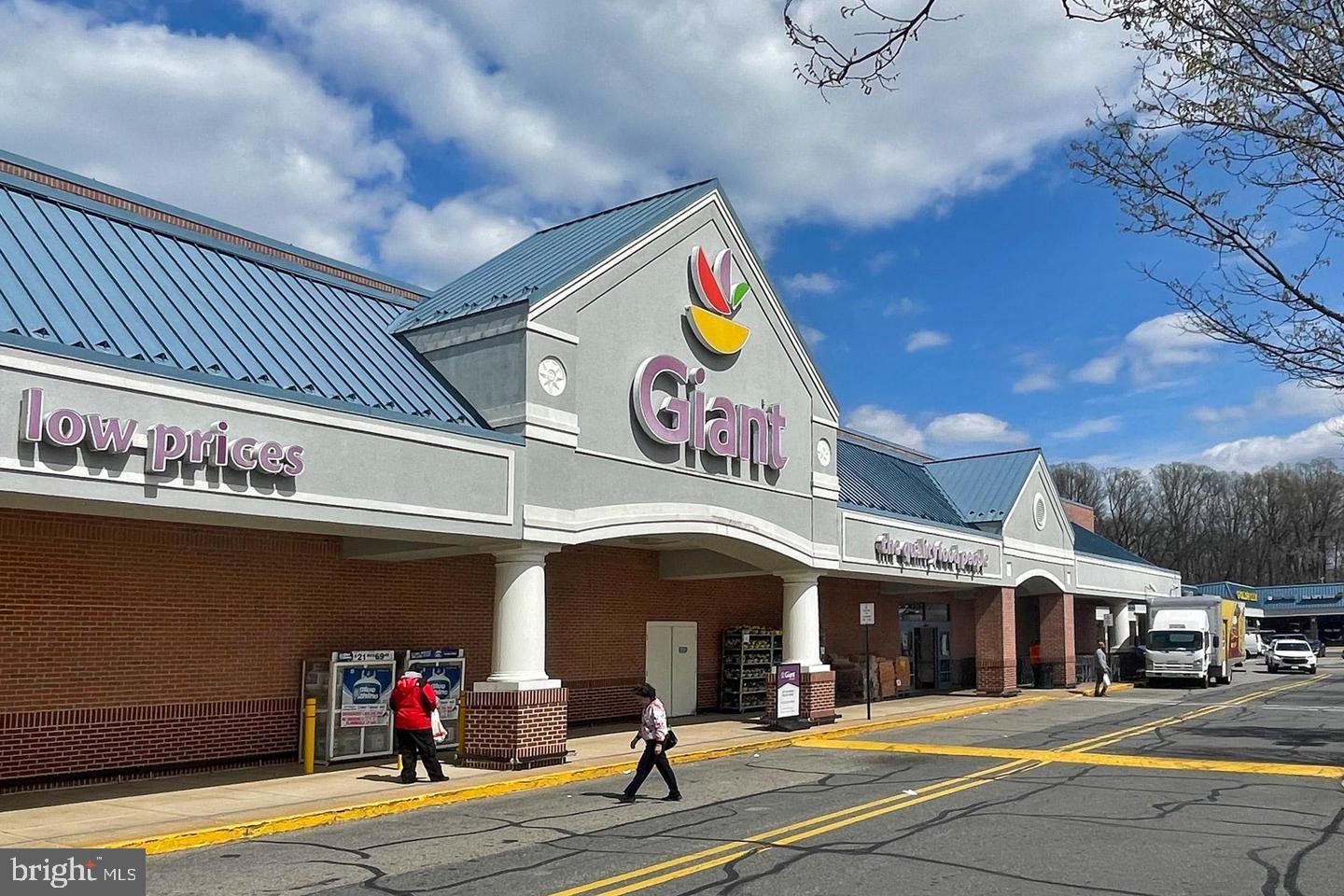 7604 Boulder Street Springfield, VA 22151 - Photo 3 of 13 Giant grocery store just minutes away