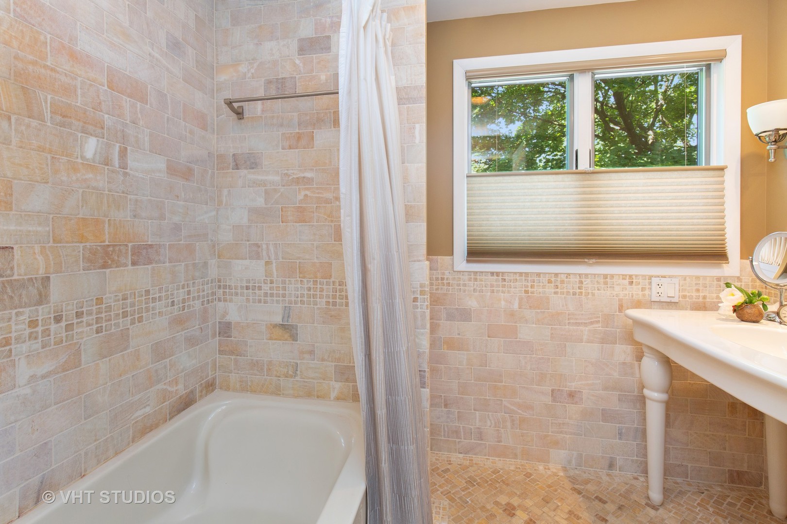 465 Riverside Drive Crystal Lake, IL 60014 - Photo 23 of 30 a bath tub sitting next to a window