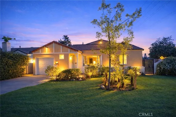a view of a house with a backyard