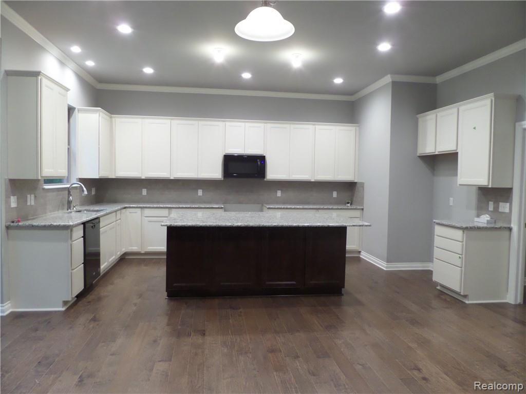 805 Balsam Circle Rochester Hills, MI 48307 - Photo 2 of 20