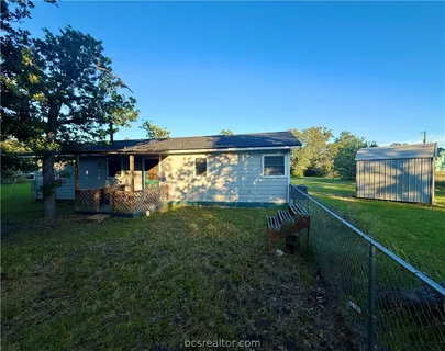 a view of a house with backyard and garden