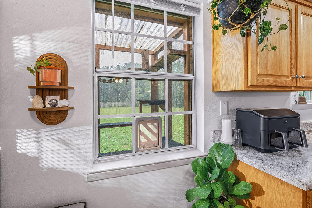 5360 Monterrey Road Crestview, FL 32539 - Photo 14 of 32 Attached Catio