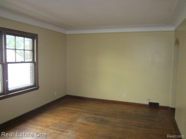 5582 Devonshire Road Detroit, MI 48224 - Photo 19 of 25 264 027858 UPPER UNIT LIVING ROO
