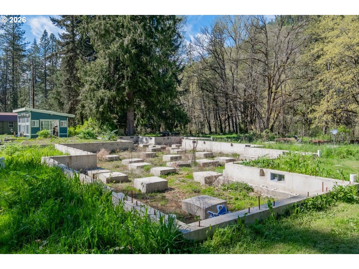 42927 Island Inn Drive Lebanon, OR 97355 - Photo 23 of 45