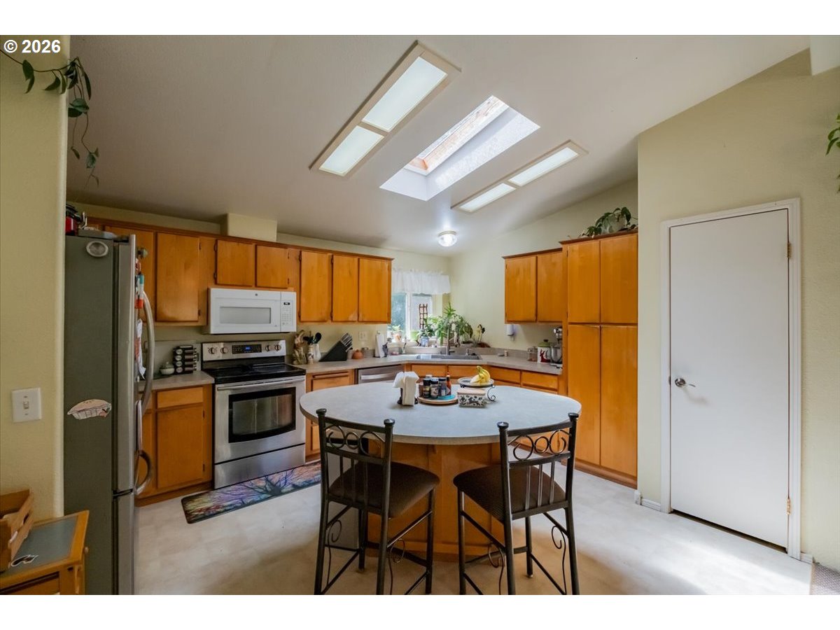 42927 Island Inn Drive Lebanon, OR 97355 - Photo 37 of 45