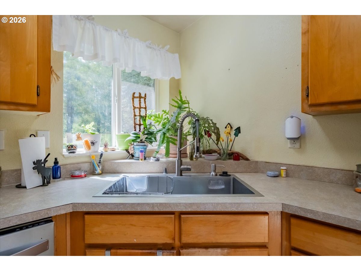 42927 Island Inn Drive Lebanon, OR 97355 - Photo 38 of 45