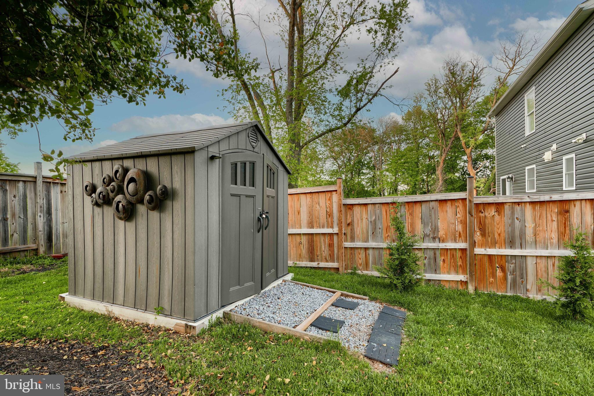 1817 Summit Avenue Baltimore, MD 21227 - Photo 25 of 28 a backyard of a house with lots of green space