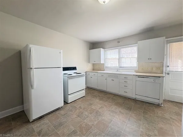 $1,249 | 1915 Walker Avenue, Greensboro, NC 27403