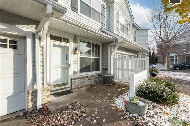 $2,500 | 3033 Chamberlain Street, Unit 7, Maplewood, MN 55109