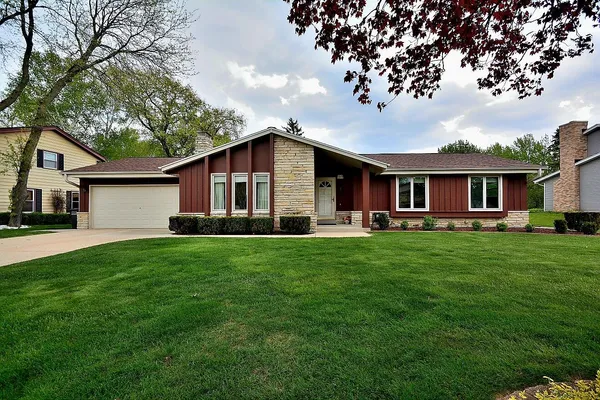 $499,900 | W224-n2618 Ridgewood Lane, Waukesha, WI 53186