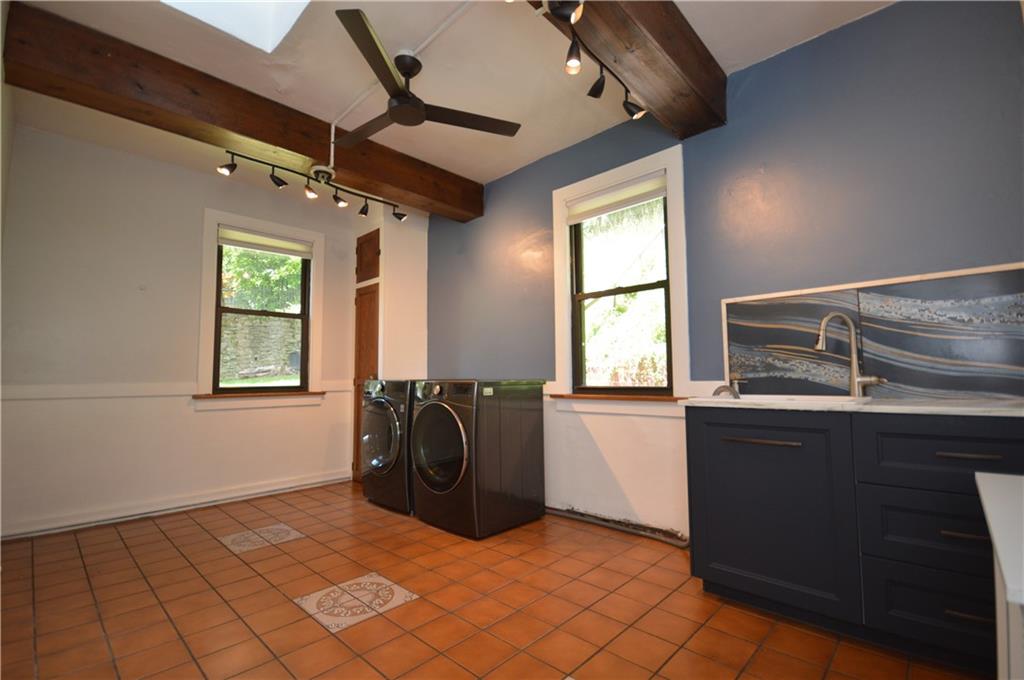 4323 Andover Terrace Pittsburgh, PA 15213 - Photo 18 of 48 a bedroom with a bed and a window