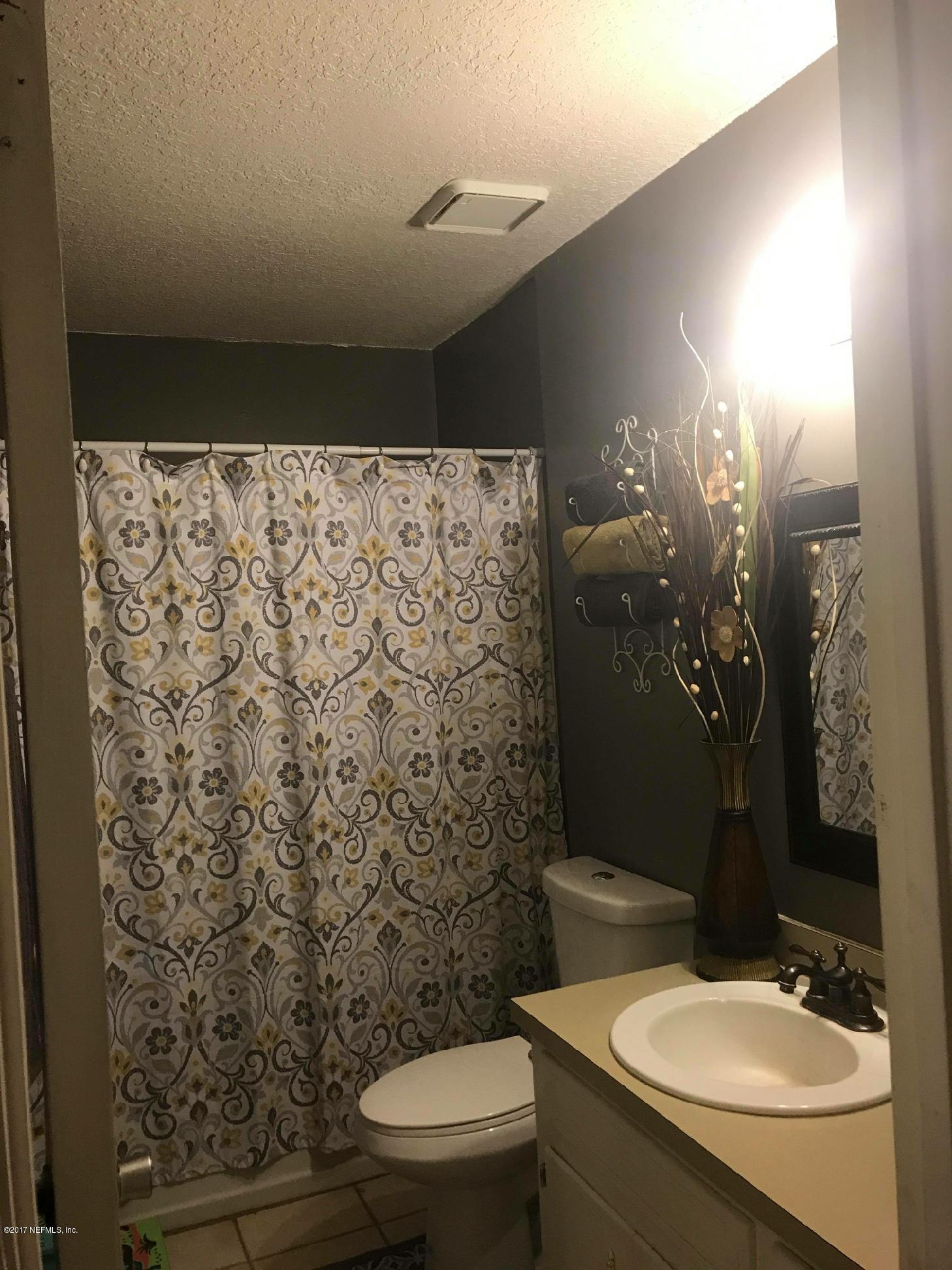 86054 Spring Meadow Avenue Yulee, FL 32097 - Photo 14 of 28 SM Guest Bath