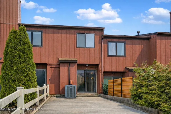 $539,999 | 31 Stonegate Drive | Grasmere