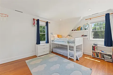 $1,925,000 | 10 Cambridge Court, Larchmont, NY 10538