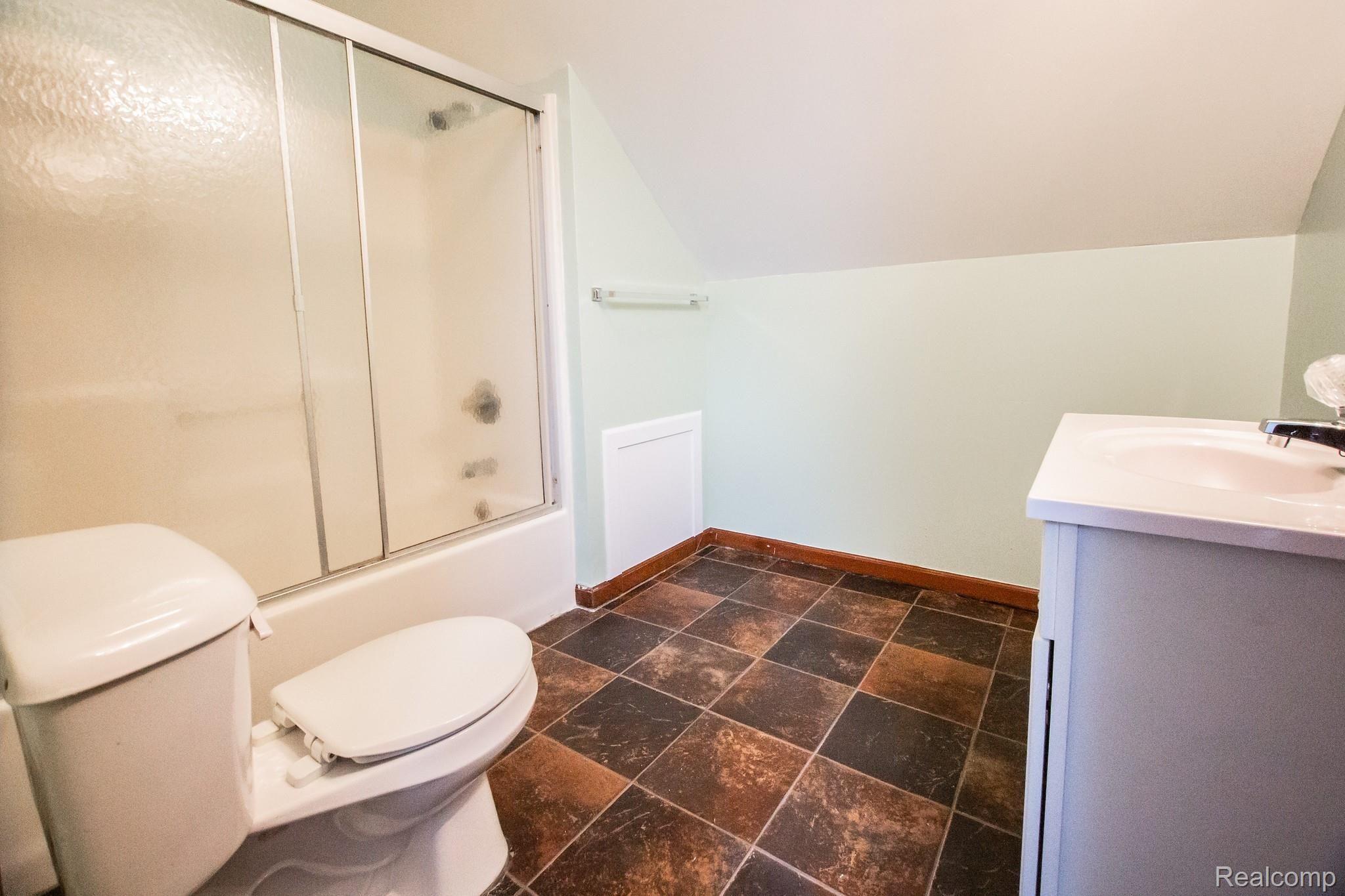 2609 Maple Grove Road Deckerville, MI 48427 - Photo 26 of 31 Upstairs bathroom.jpg