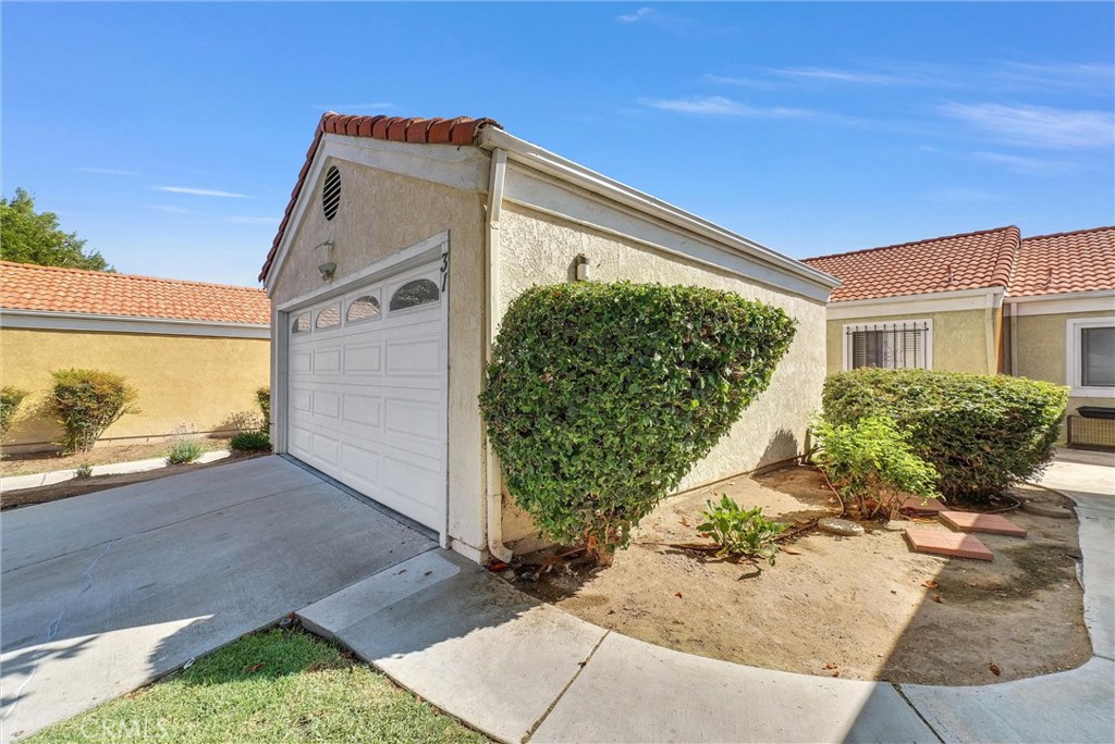 3738 Harrison Street, Unit 31 Riverside, CA 92503 - Photo 5 of 35 a front view of a house with garden