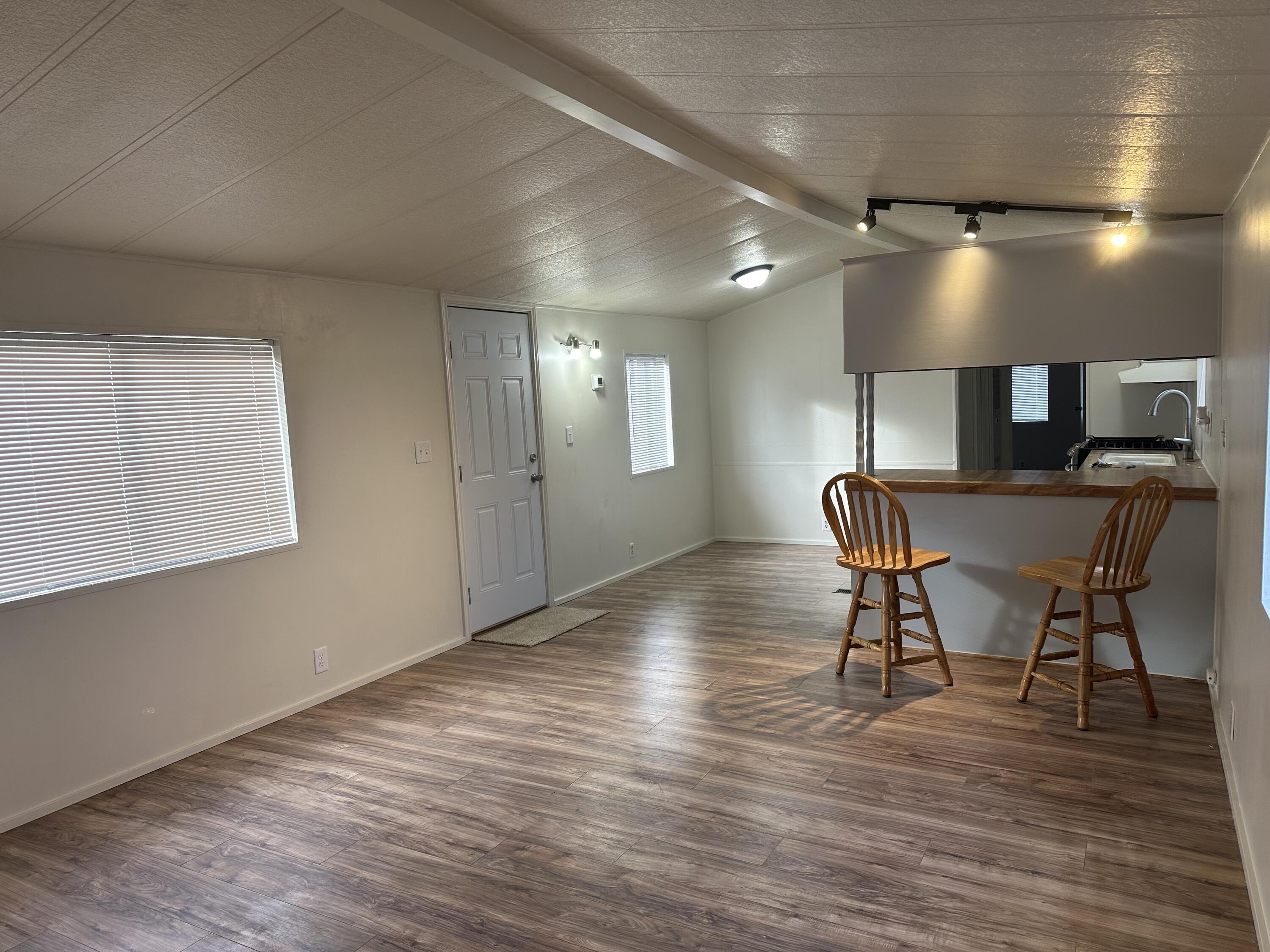991 Carol Rae Medford, OR 97501 - Photo 3 of 30 LIVING ROOM
