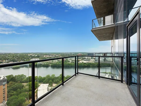 $7,950 | 70 Rainey Street, Unit 2201, Austin, TX 78701