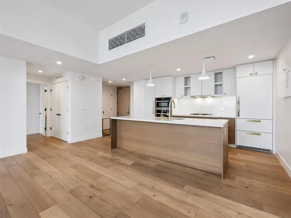 $7,950 | 70 Rainey Street, Unit 2201, Austin, TX 78701