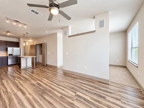 $1,652 | 10402 Town And Country Way, Unit 720, Houston, TX 77024