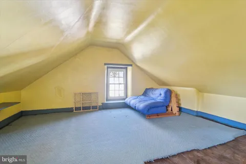 a view of livingroom with furniture
