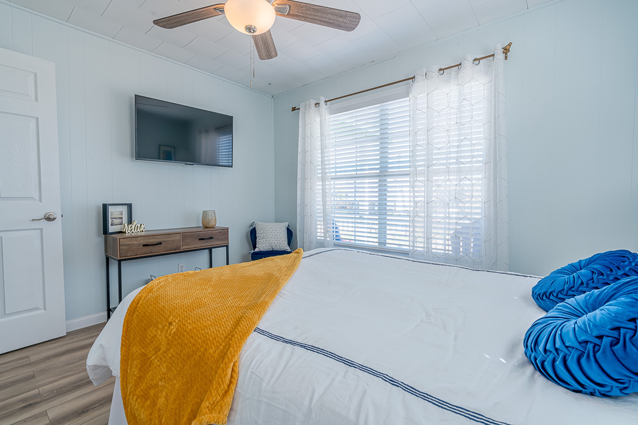 402 Seashell Drive Surfside Beach, TX 77541 - Photo 18 of 35 a bedroom with a bed and a television