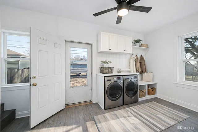 a view of a livingroom with washer and dryer