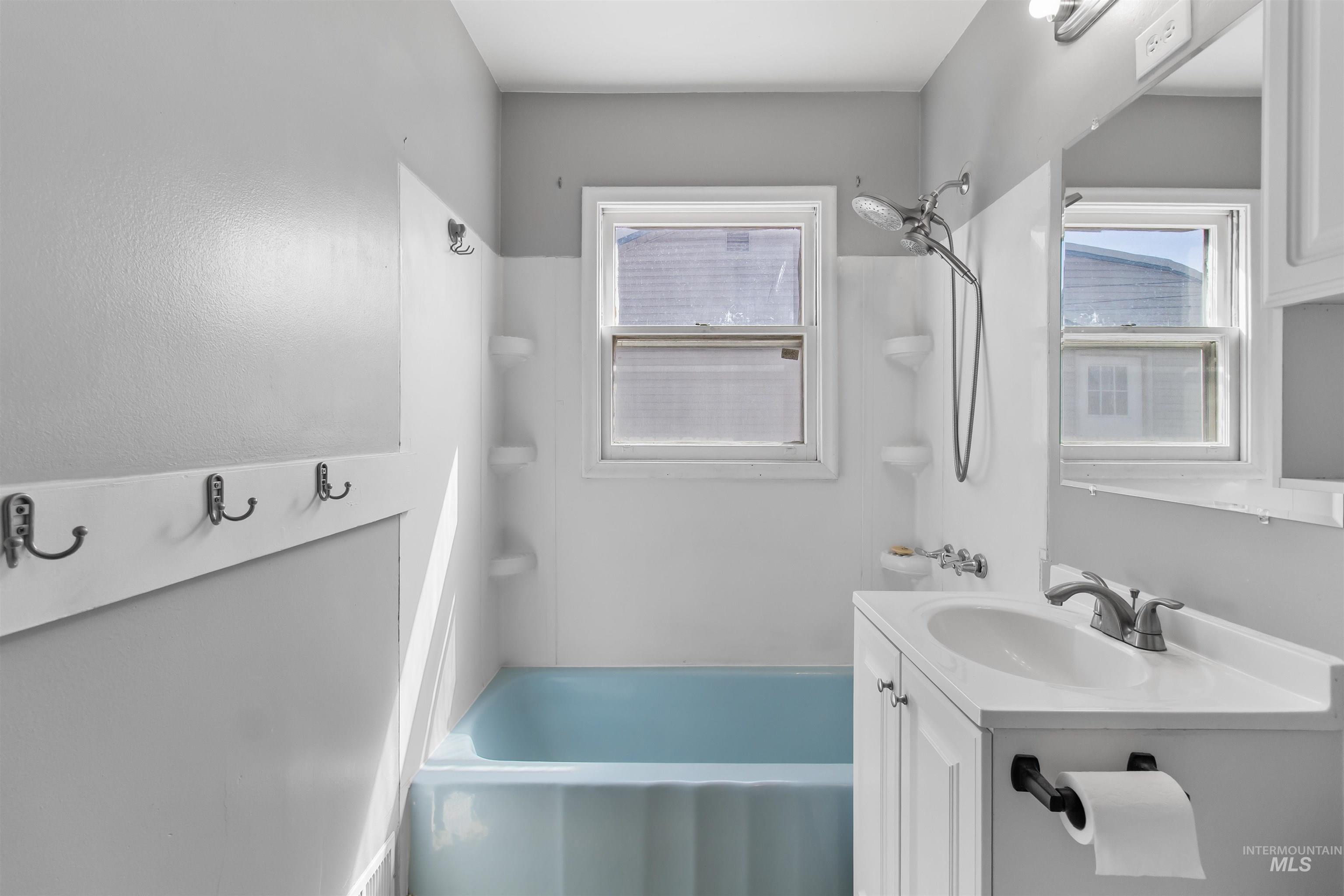 412 Madison Street Twin Falls, ID 83301 - Photo 15 of 42 Full bath with vanity and shower combination