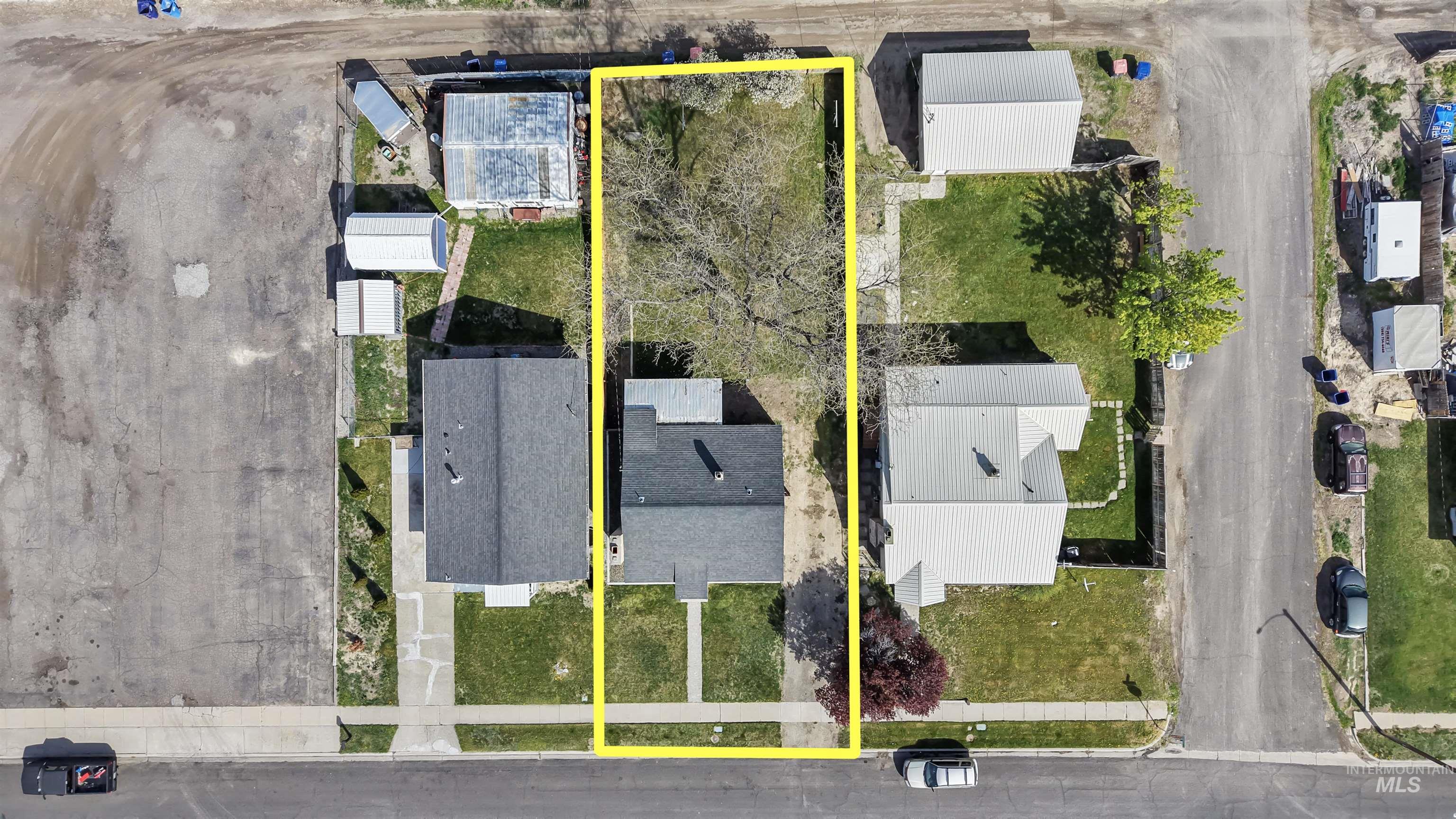 412 Madison Street Twin Falls, ID 83301 - Photo 2 of 42 Aerial view of residential area with property boundaries highlighted