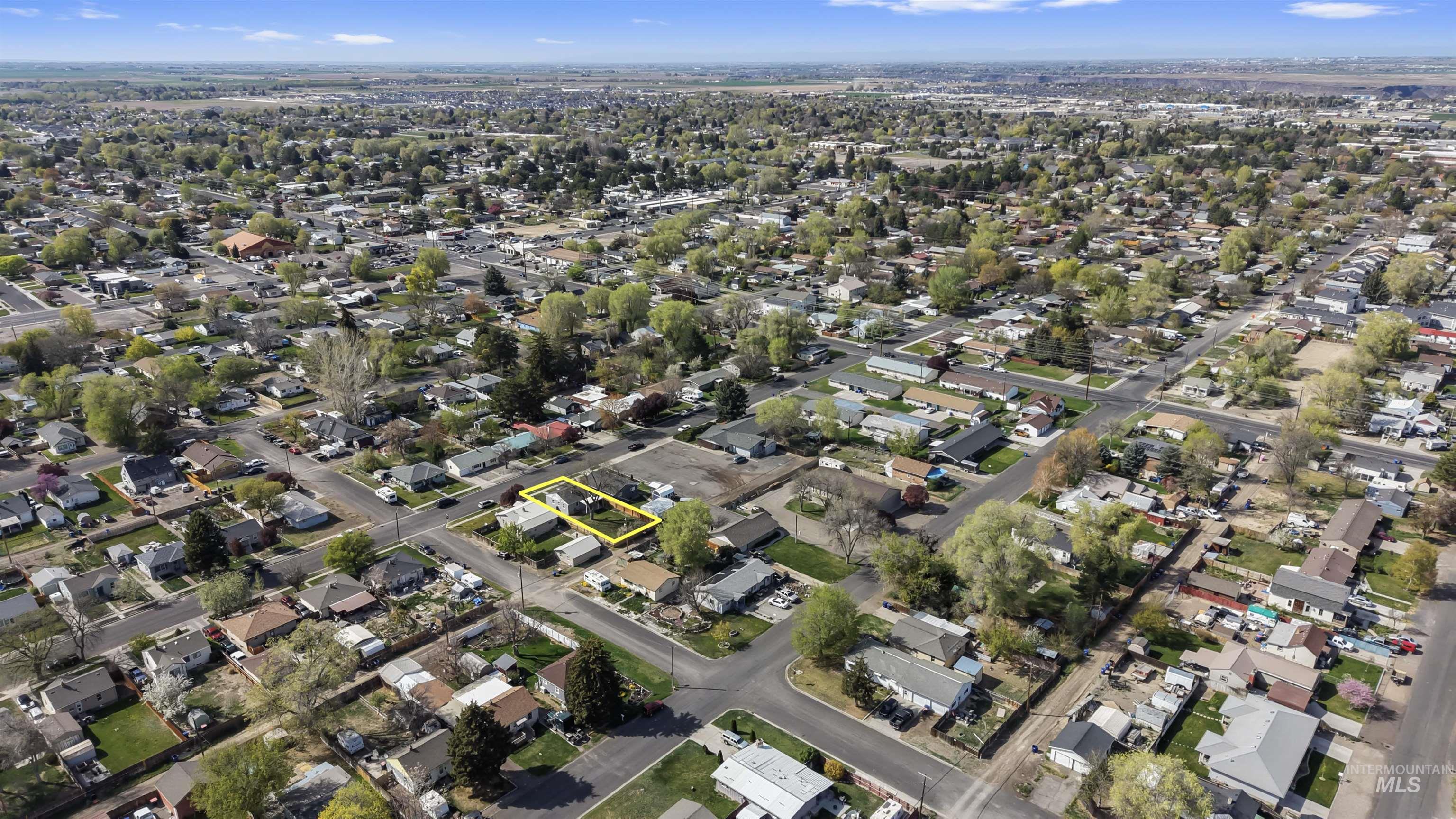 412 Madison Street Twin Falls, ID 83301 - Photo 37 of 42 Aerial view of residential area featuring property parcel outlined