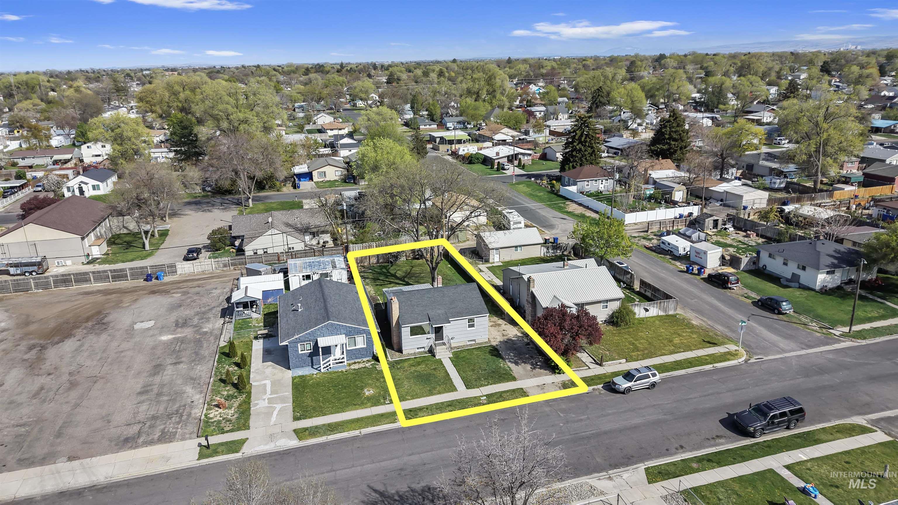 412 Madison Street Twin Falls, ID 83301 - Photo 42 of 42 Aerial perspective of suburban area with property parcel outlined