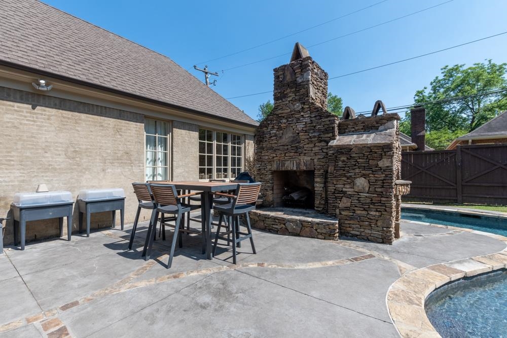5097 Cole Road Memphis, TN 38117 - Photo 22 of 25 a view of a patio with table and chairs and a barbeque