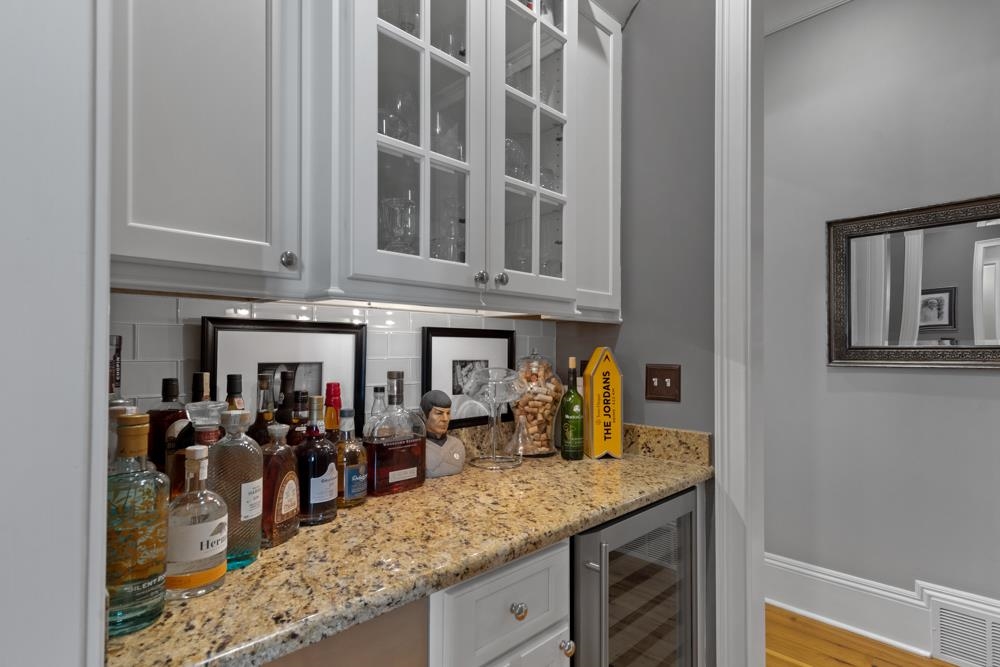 5097 Cole Road Memphis, TN 38117 - Photo 10 of 25 a view of a kitchen with an oven