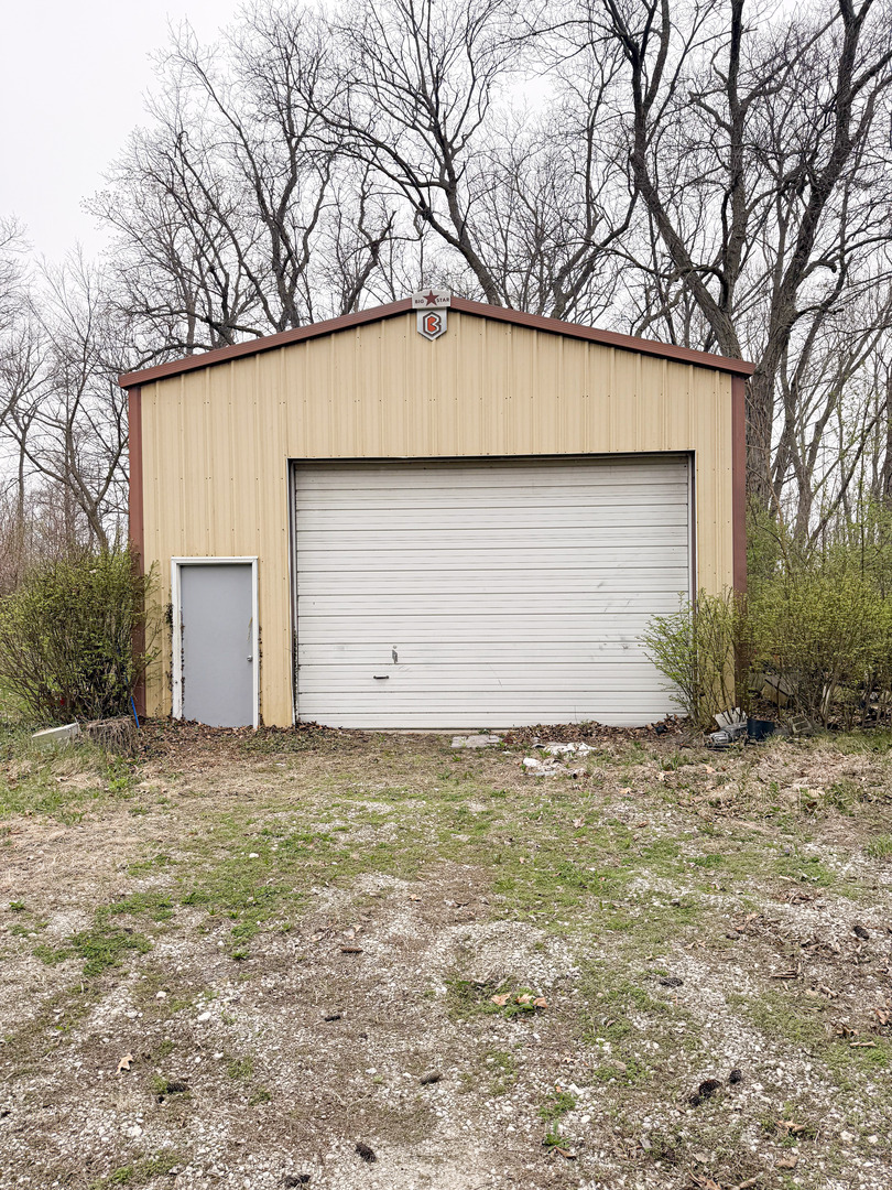 1599 East 2700 North Road Clifton, IL 60927 - Photo 9 of 26 a house with a outdoor space
